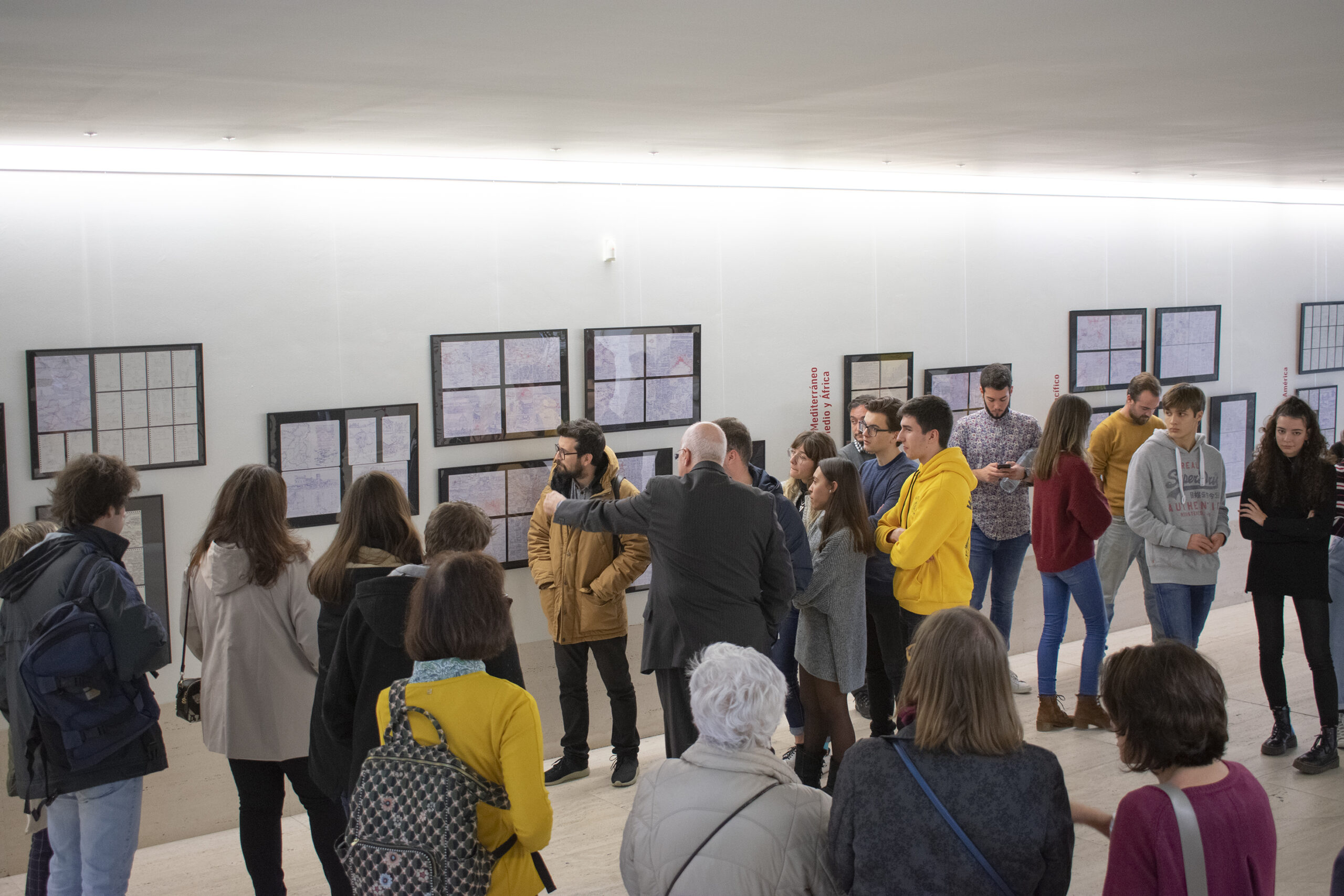 Juan Carlos García-Perrote. «Posmetrópolis y territorios. Aproximaciones escritas y dibujadas» Del 13 de diciembre de 2019 al 31 de enero de 2020. Hall del Edificio de Rectorado.