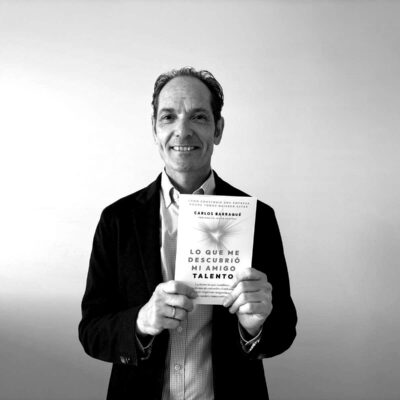 Carlos-Barraque-con-libro-1-blackwhite